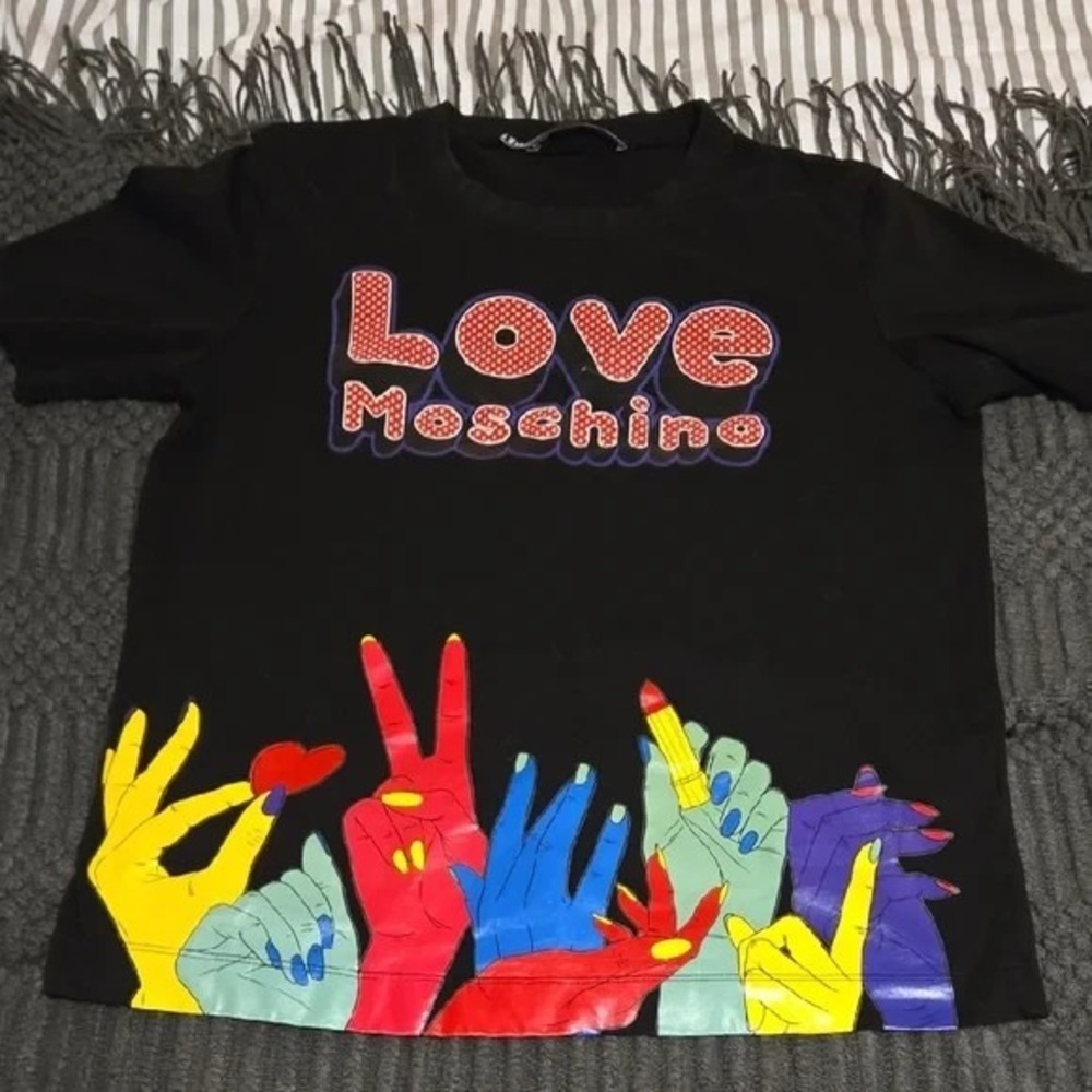 Authentic Moschino Tee Shirt Size‎ S - Made in Italy!